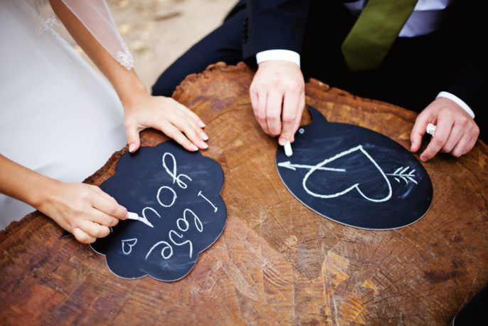 Usem quadros de giz e placas de madeira para decorar o seu casamento rústico