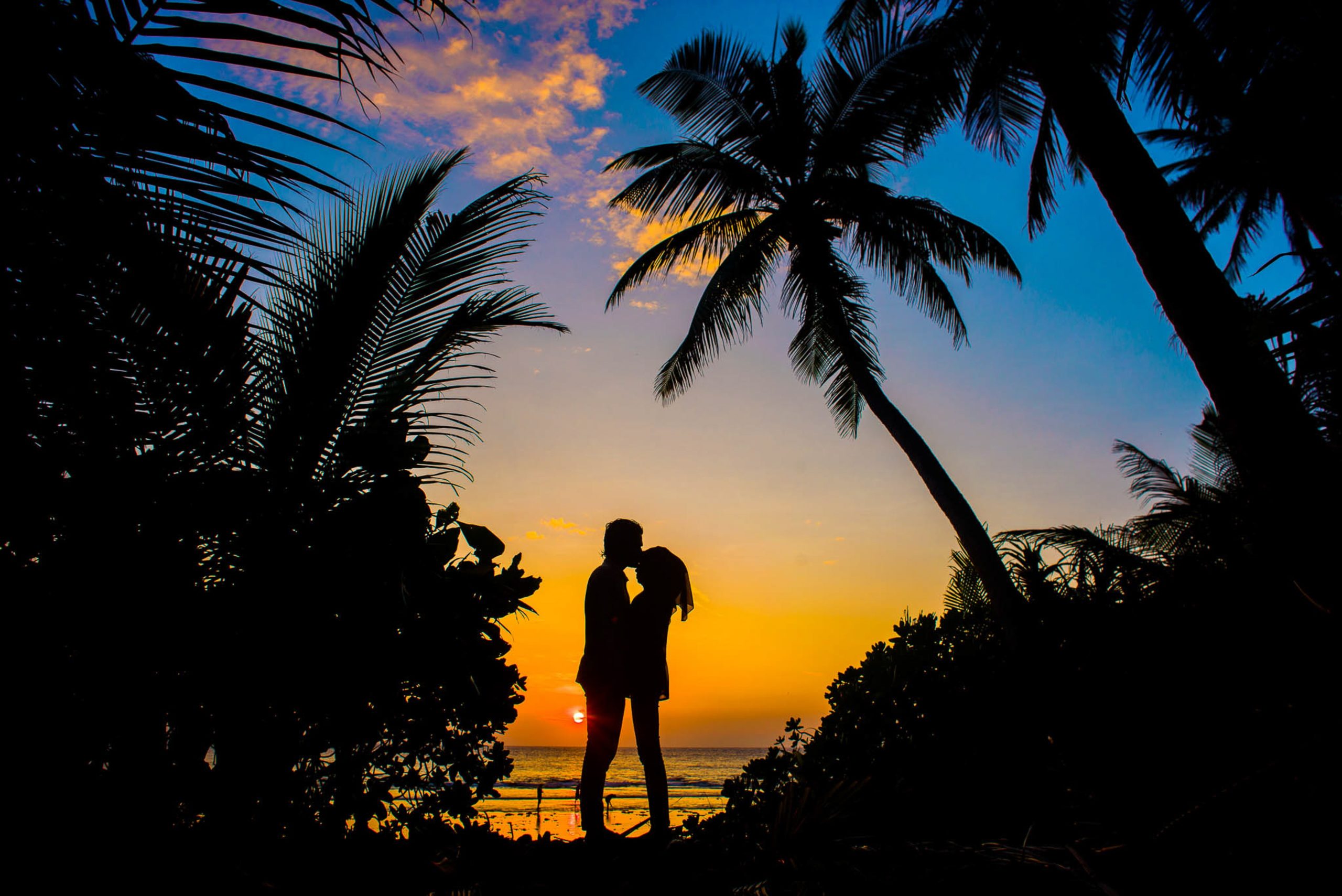 Virou tendência: casamento na praia no nascer do sol