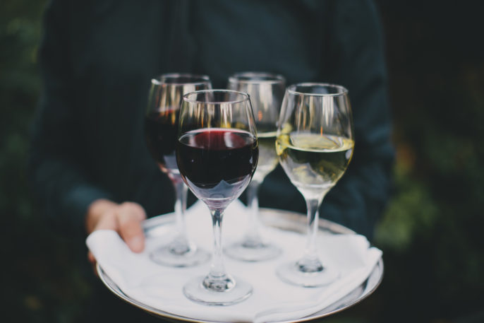 Os vinhos brancos e tintos são sempre opções de bebidas refinadas, tanto em eventos noturnos quanto diurnos.