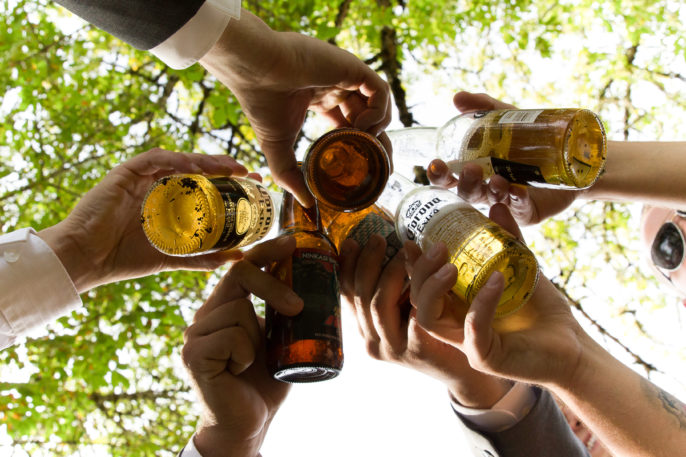 Cerveja gelada faz sucesso com a maioria dos convidados e é presença essencial no seu cardápio.