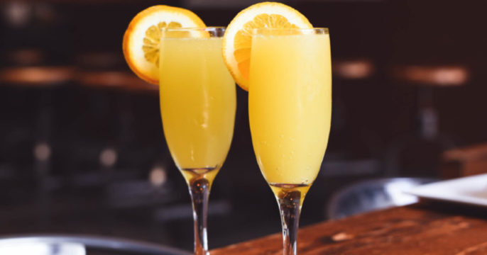 A mimosa é uma opção deliciosa de bebida para servir durante a festa de casamento.
