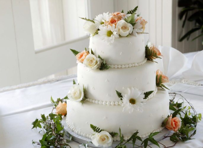 O bolo de casamento é um clássico e muita gente não abre mão desse item em sua festa.