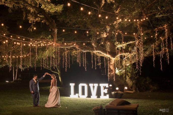 Varal de luz para decoração de casamento ao ar livre.
