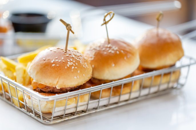 Hambúrgueres podem ser servidos nas versões mini durante o lanchinho da madrugada do casamento. 