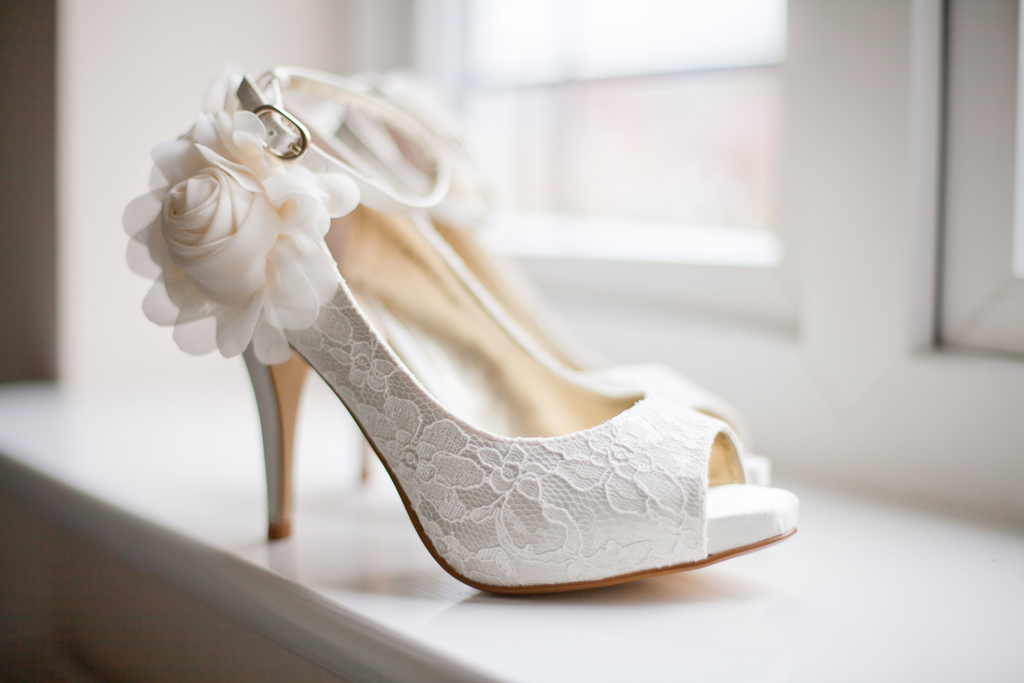 Sapato de noiva personalizado é lindo, mas demanda tempo e precisa ser solicitado com antecedência. 