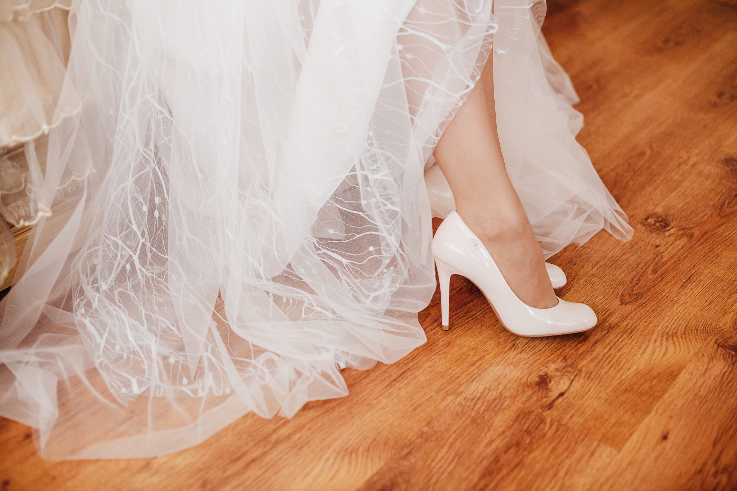 O sapato de noiva pode ter formato aberto ou fechado. A escolha deve ser feita de acordo com o modelo do seu vestido. 