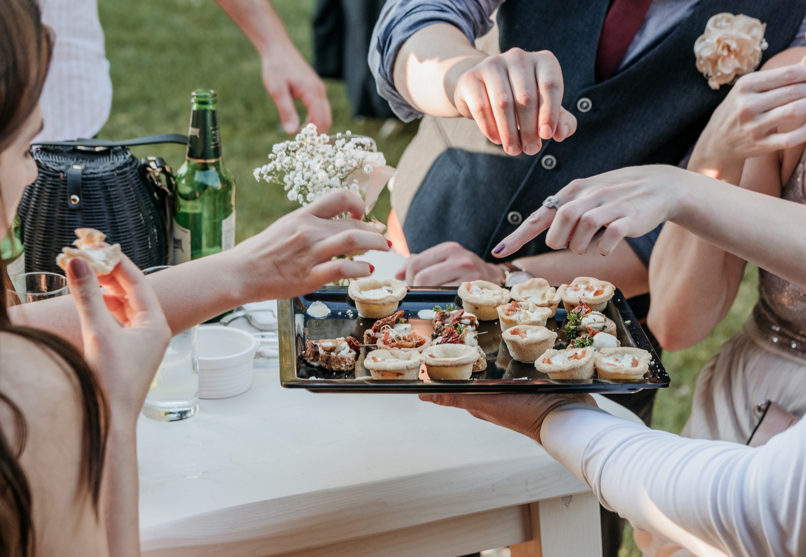Estilo de buffet para casamento: Finger Food. São refeições e alimentos que podem ser comidos com a mão ou em porções pequenas.