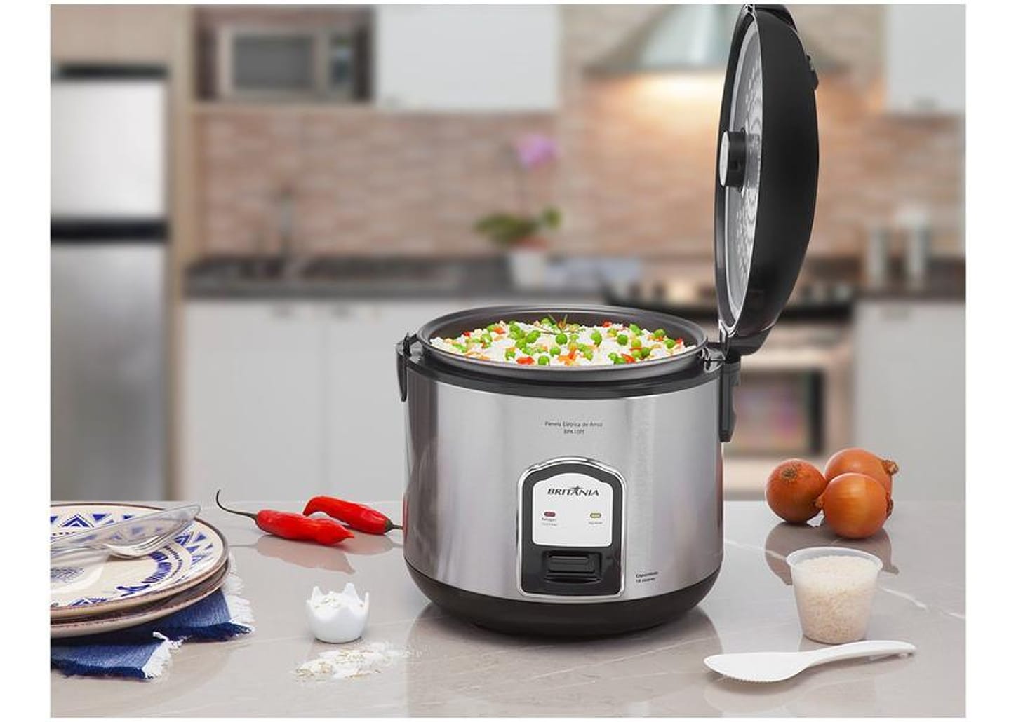 Panela de Arroz Elétrica Britânia BPA10PI 700W 10 Xícaras Cinza e Preta