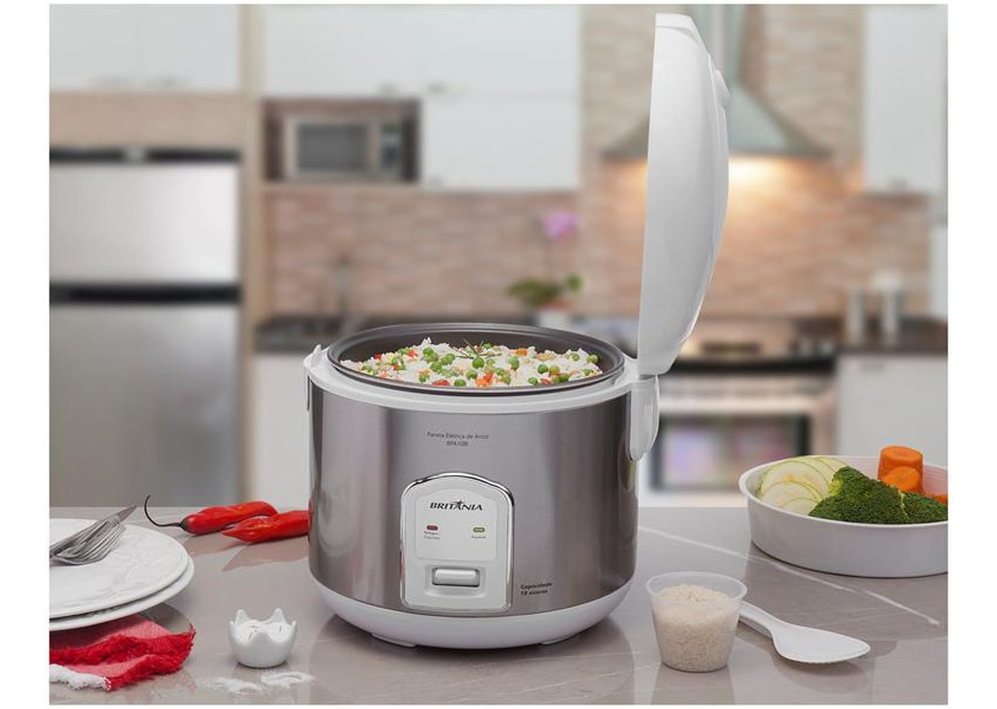 Panela de Arroz Elétrica Britânia Tamanho Família - BPA10BI 700W 10 Xícaras Branca
