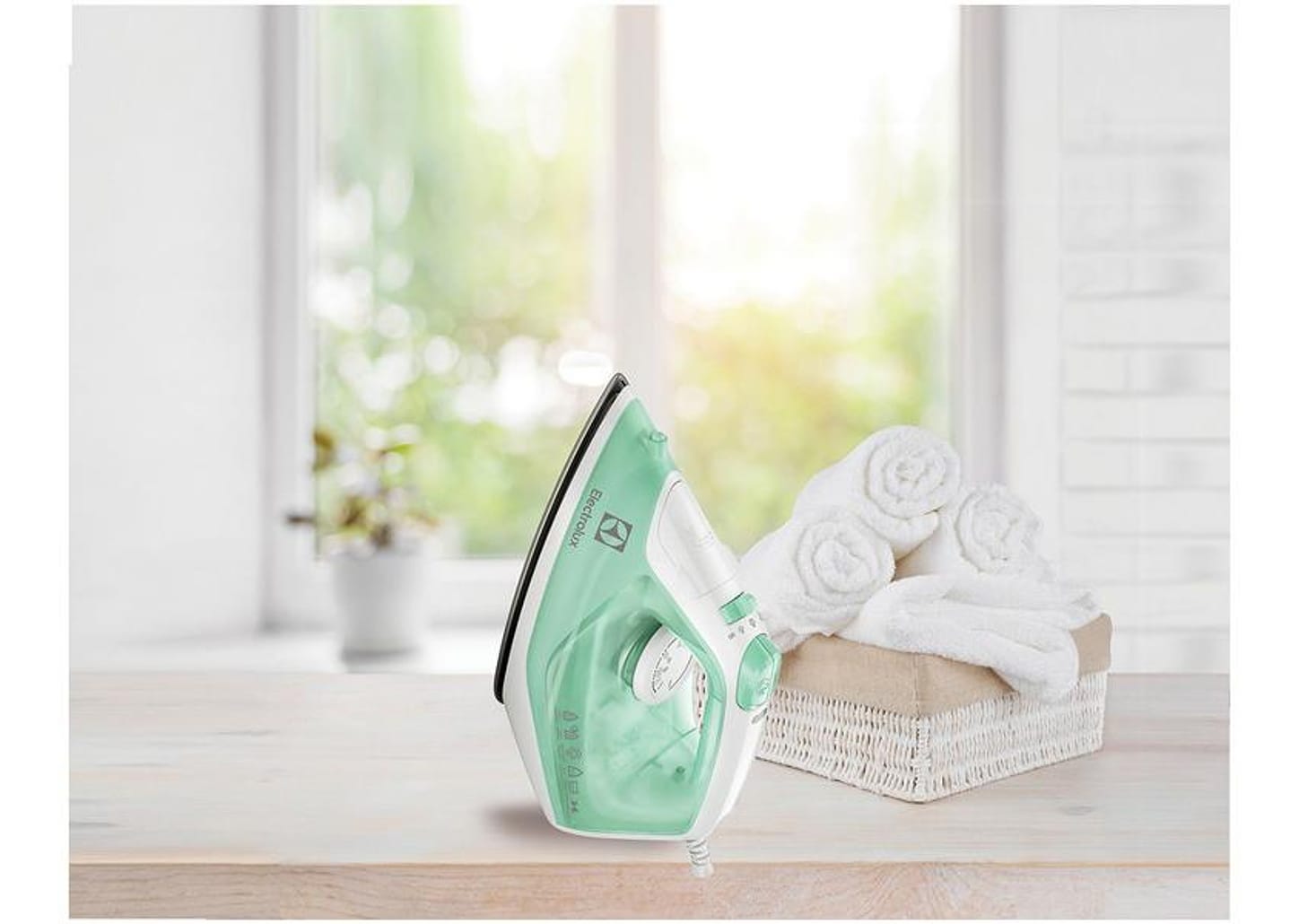 Ferro de Passar a Vapor e a Seco Electrolux - Easyline SIE70 Verde