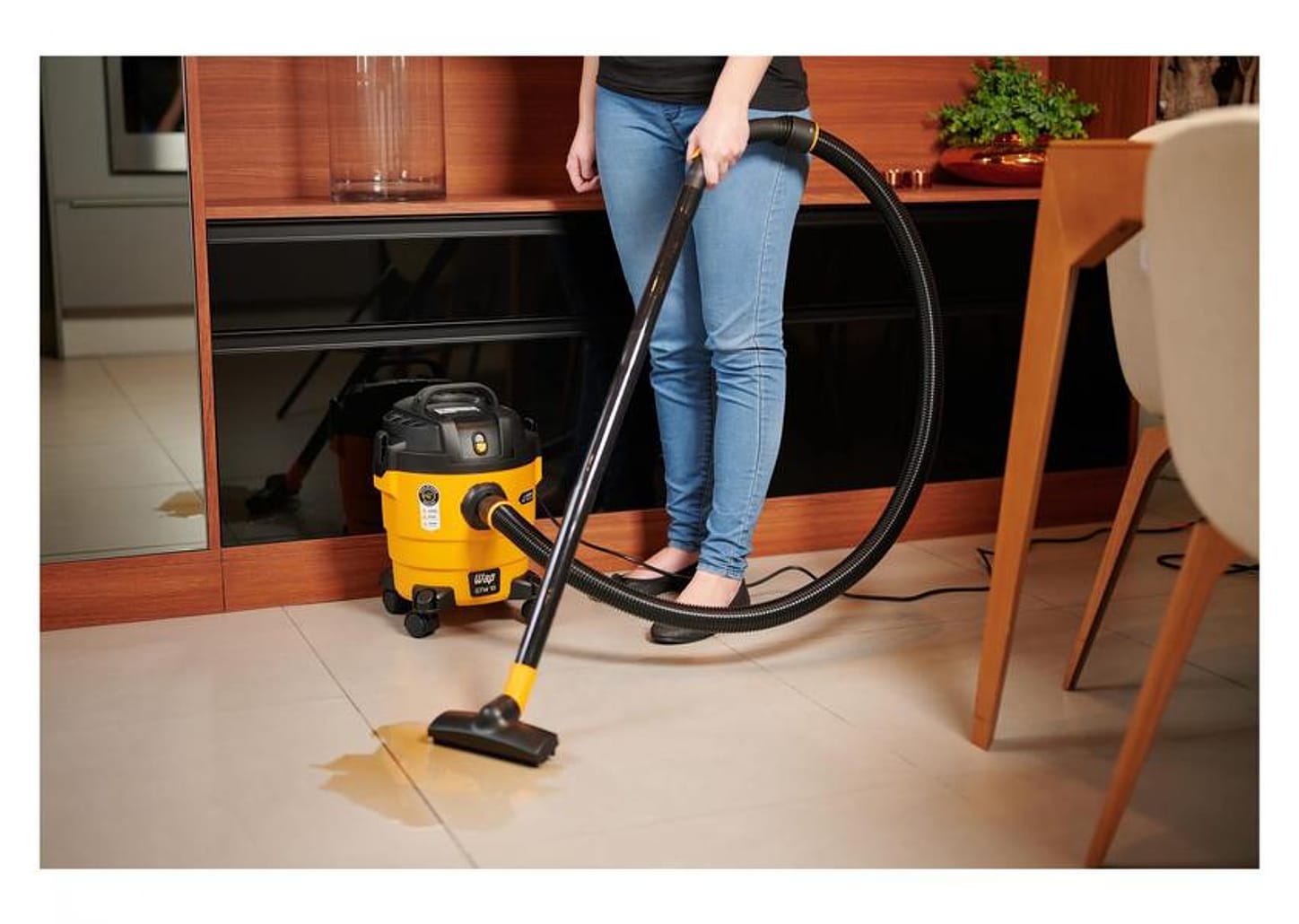 Aspirador de Pó e Água Wap GTW 10 com Porta - Acessórios 1400W Amarelo e Preto