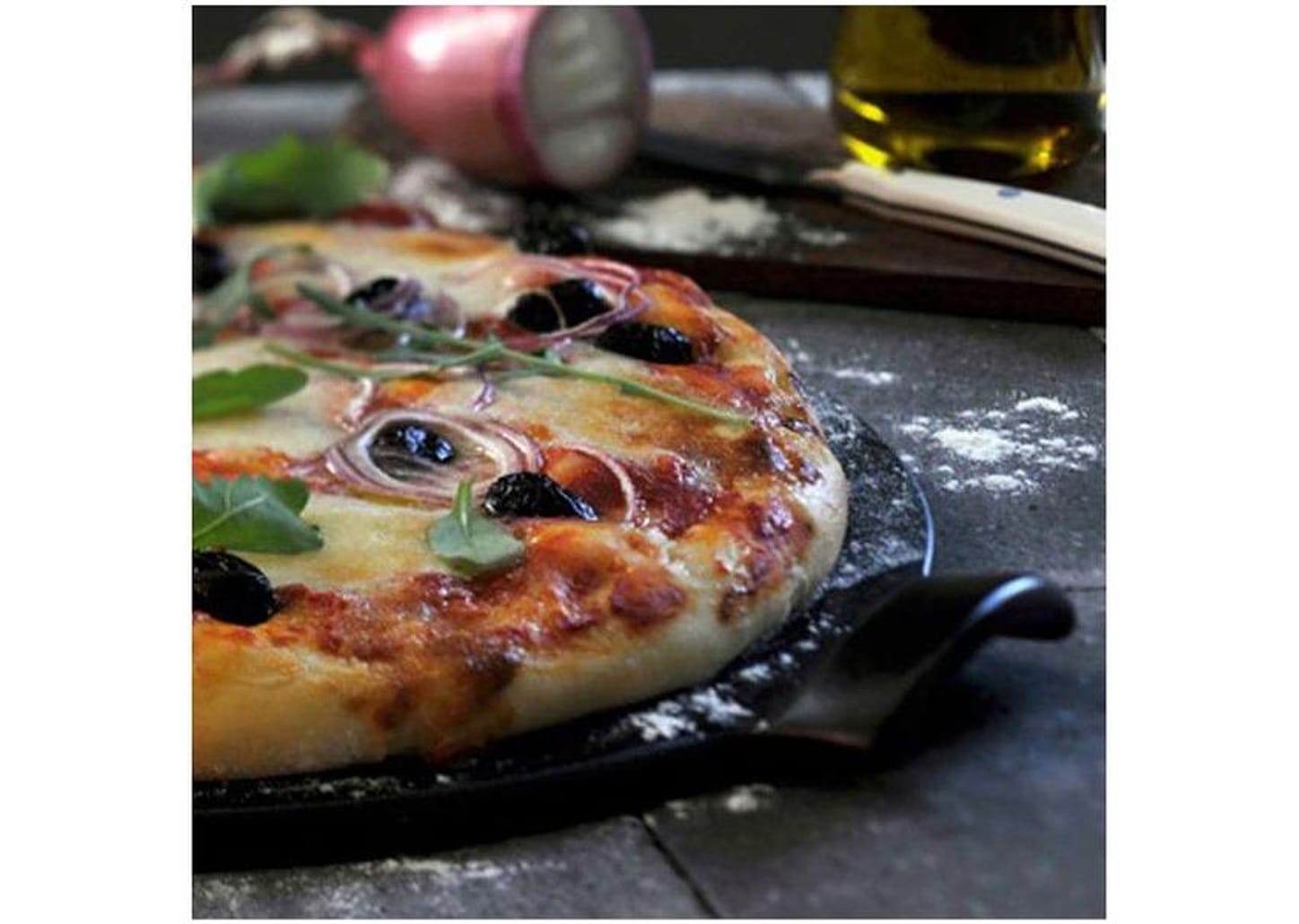 Forma para Pizza de Cerâmica Redonda com Alças 37cm Emile Henry Técnica