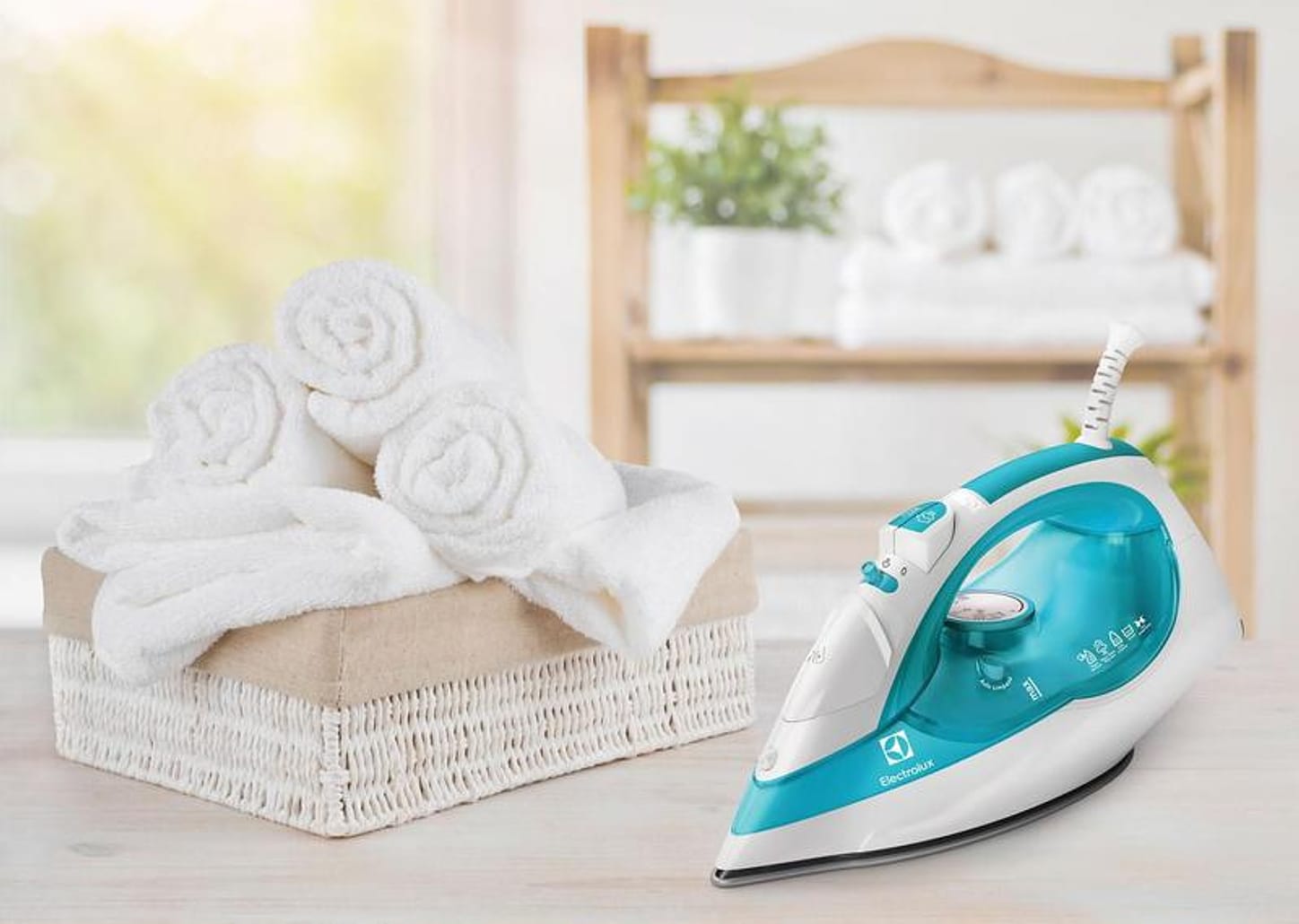 Ferro de Passar a Vapor e a Seco Electrolux - SteamLine SIV11 Azul Base PerfectGli