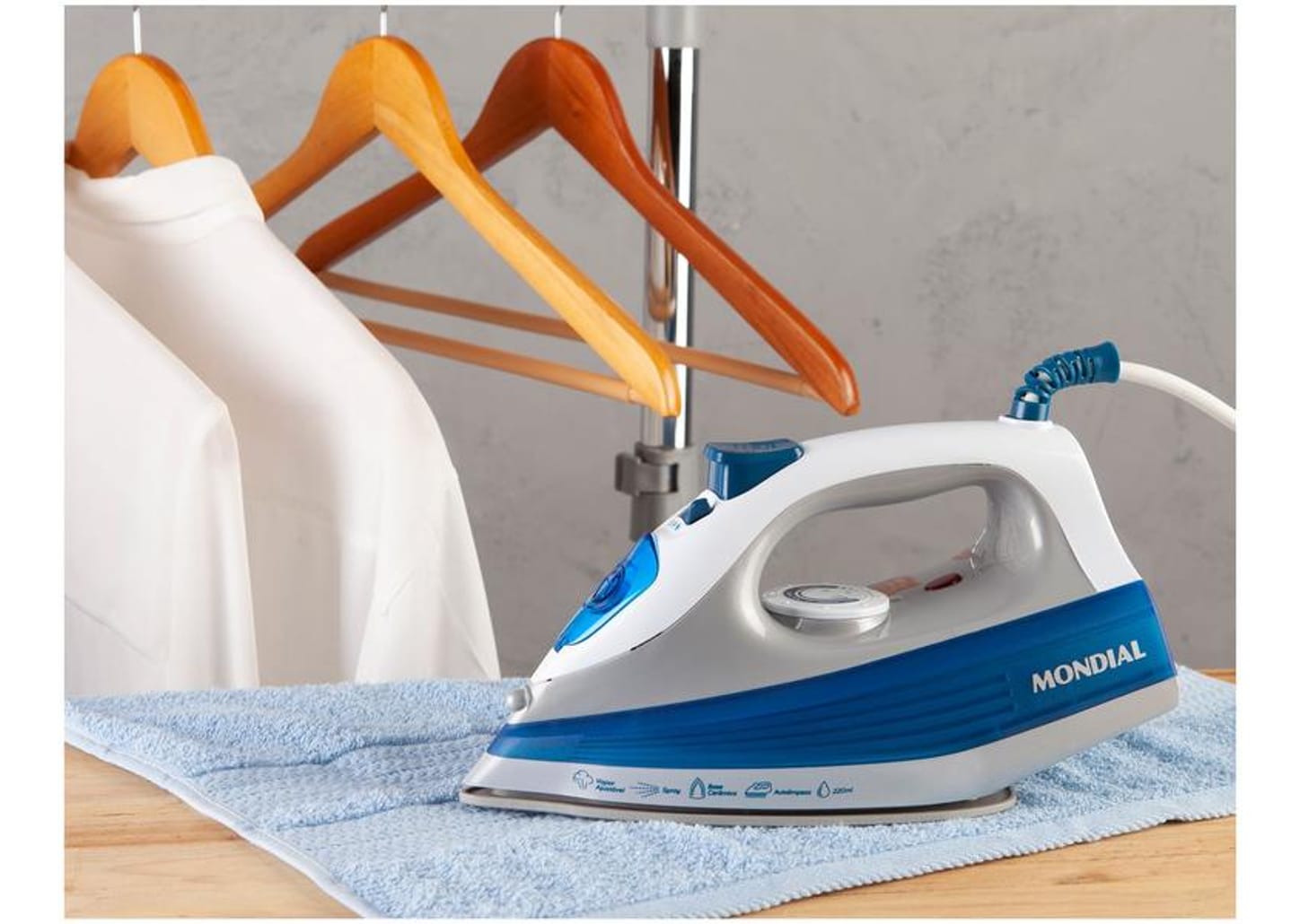 Ferro de Passar Roupa a Vapor Mondial - FVN-01-BL Branco e Azul
