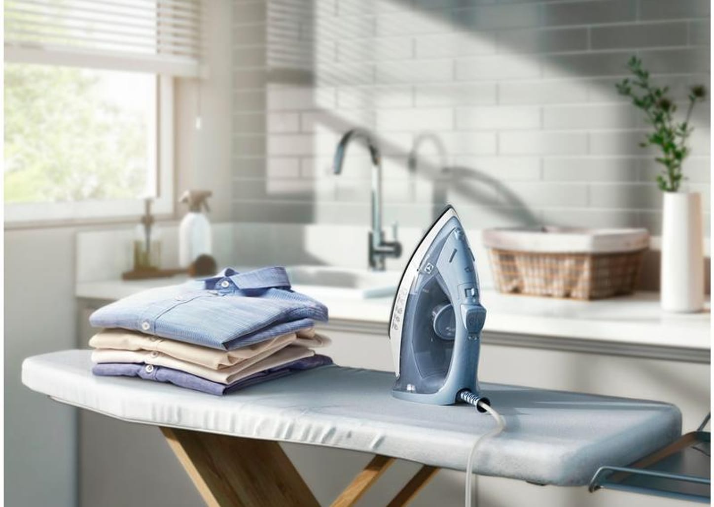 Ferro de Passar Roupa a Vapor e a Seco Electrolux - Efficient ESI10 Azul