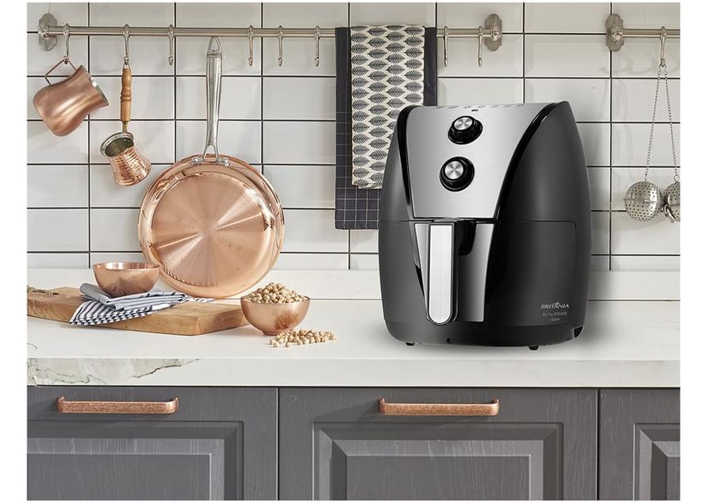 Fritadeira Elétrica sem Óleo/Air Fryer Britânia - BFR40PI Preta 4,35L com Timer