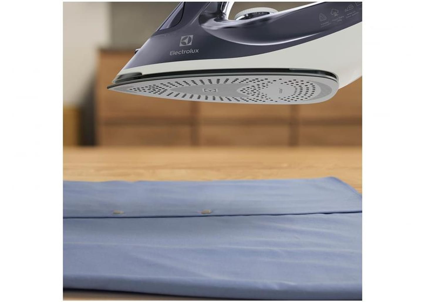 Ferro de Passar Roupa a Vapor e a Seco Electrolux - ESI60 Azul Marinho
