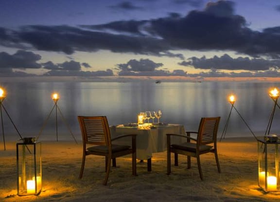 Presentes para a lua de mel Maldivas - Jantar romântico na praia