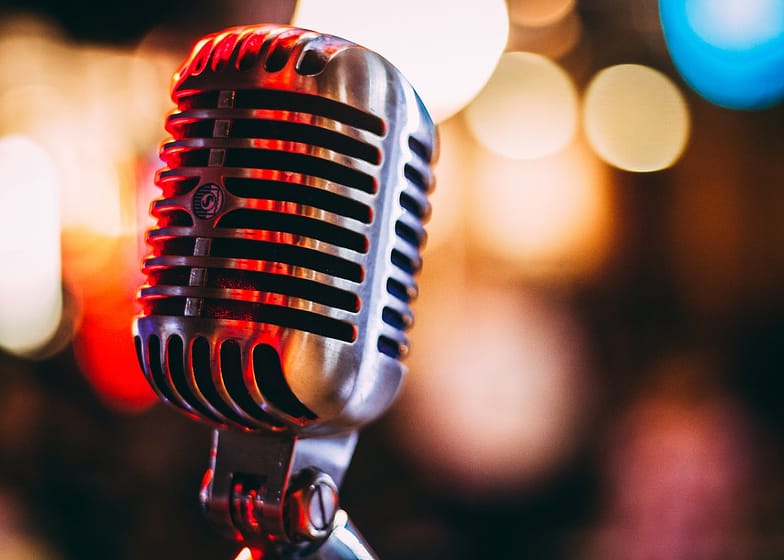 Cantar uma música romântica na abertura da pista