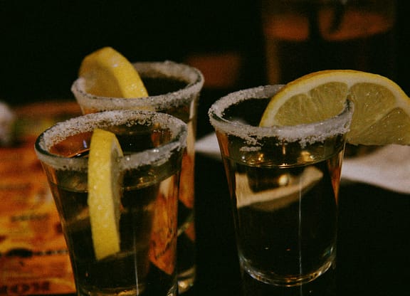 Presentes criativos Vale shot de tequila para os noivos tomarem na festa