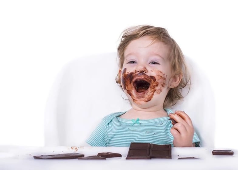 Sentar próximo a mesa de doces