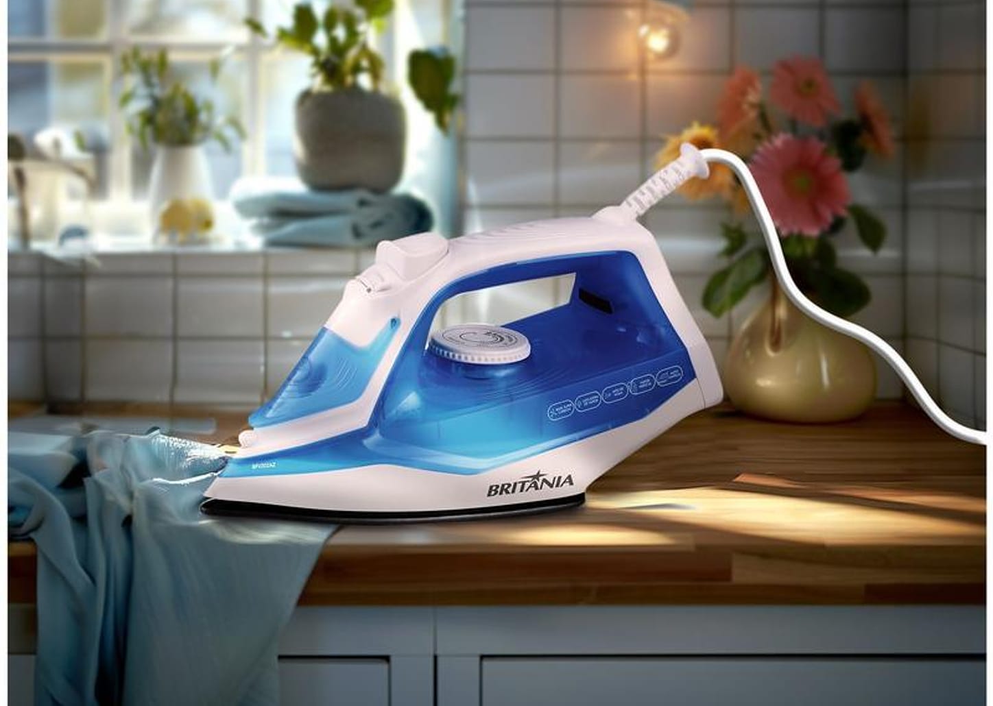 Ferro de Passar Roupa a Vapor e a Seco Britânia BFV202AZ Branco e Azul