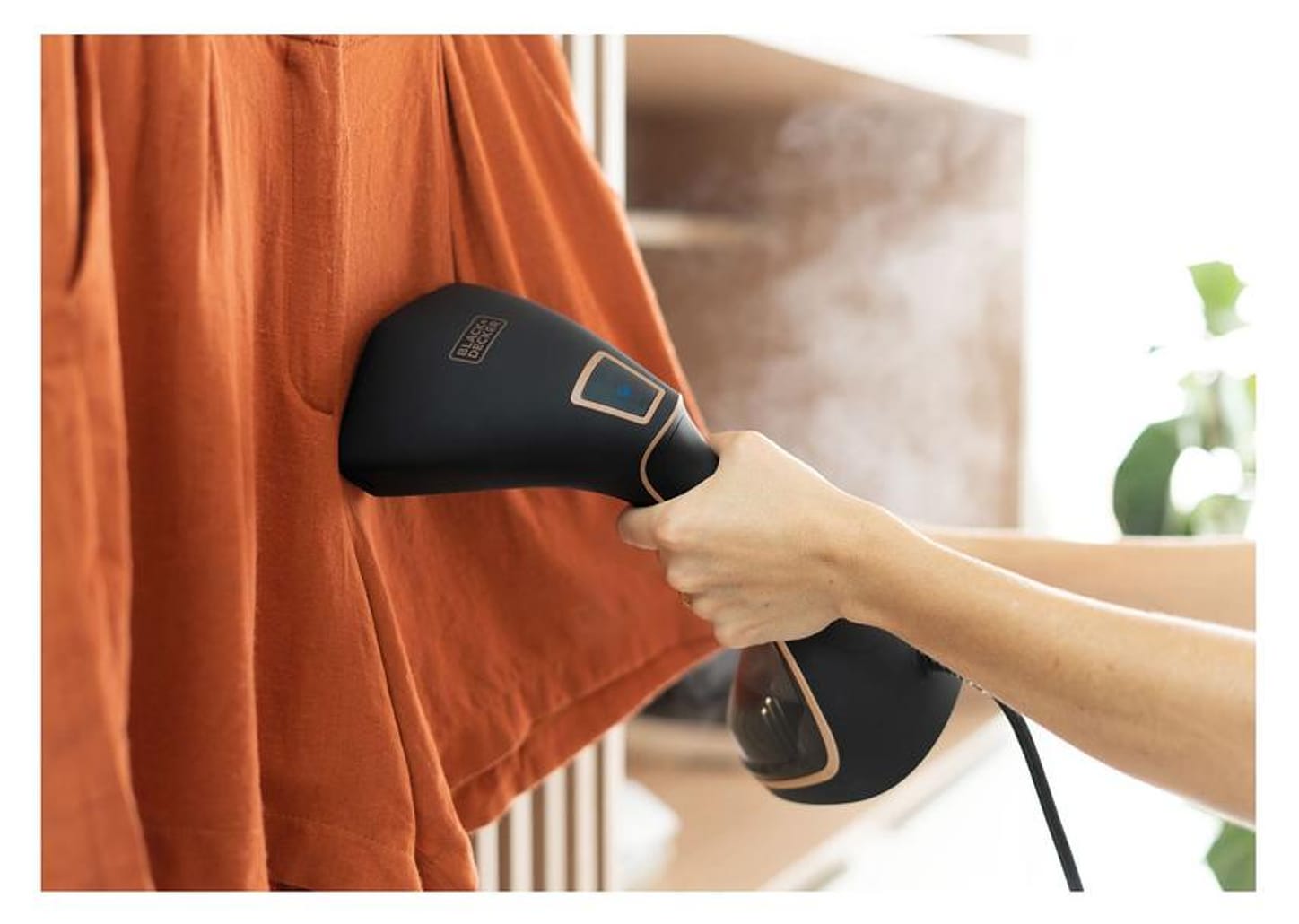 Vaporizador de Roupas Black+Decker BDV2200 Portátil 230ml 1500W com Acessórios