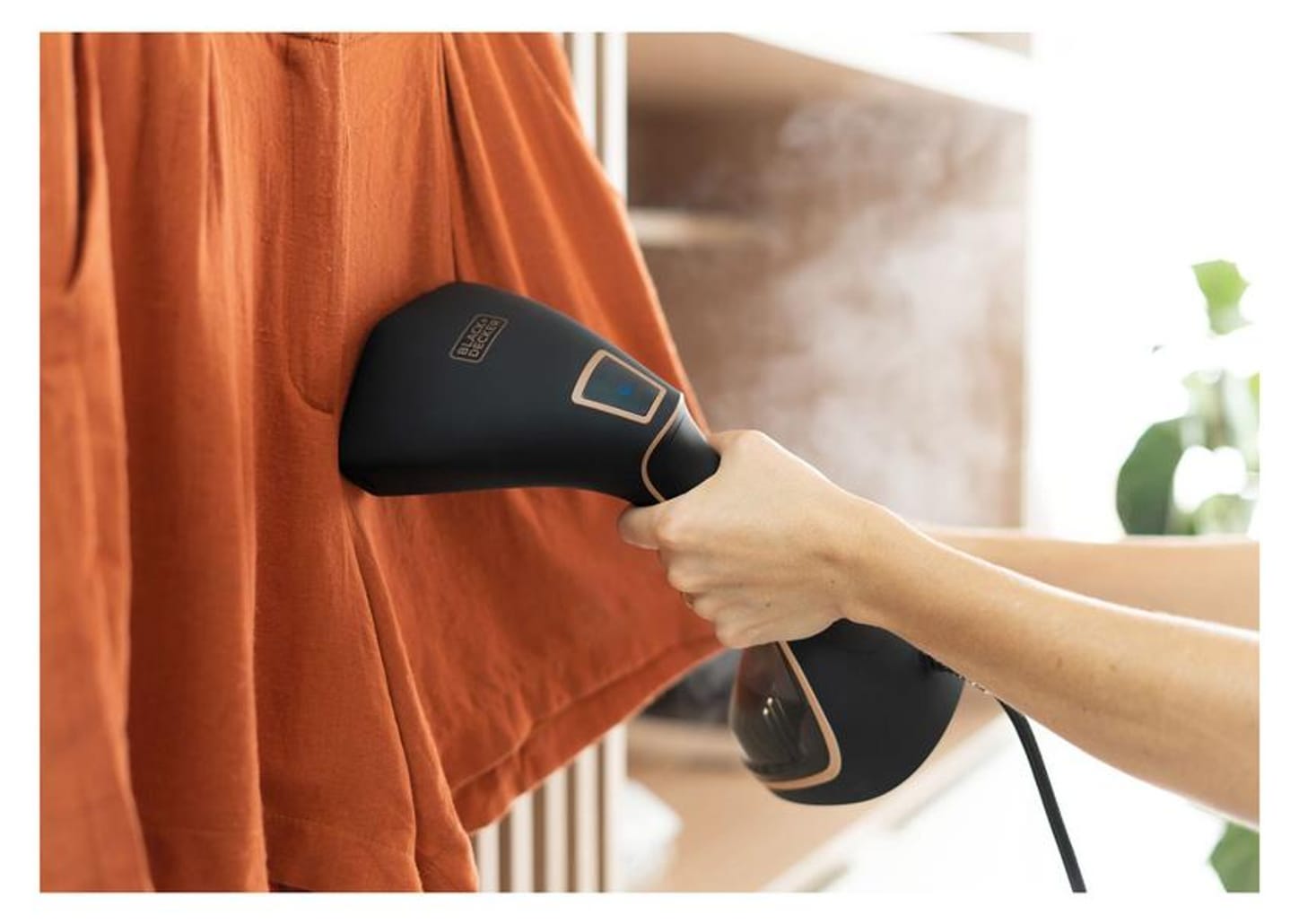 Vaporizador de Roupas Black+Decker BDV2200 Portátil 230ml 1500W com Acessórios