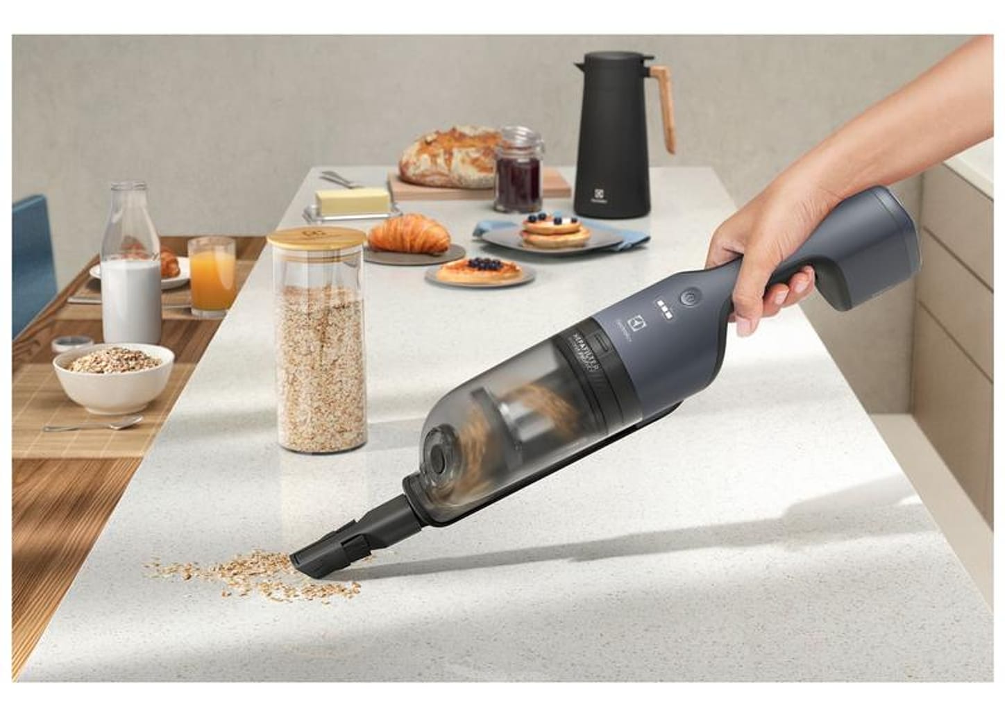 Aspirador de Pó 2 em 1 Electrolux sem Fio a Bateria com Filtro HEPA 90W Efficient ERG019