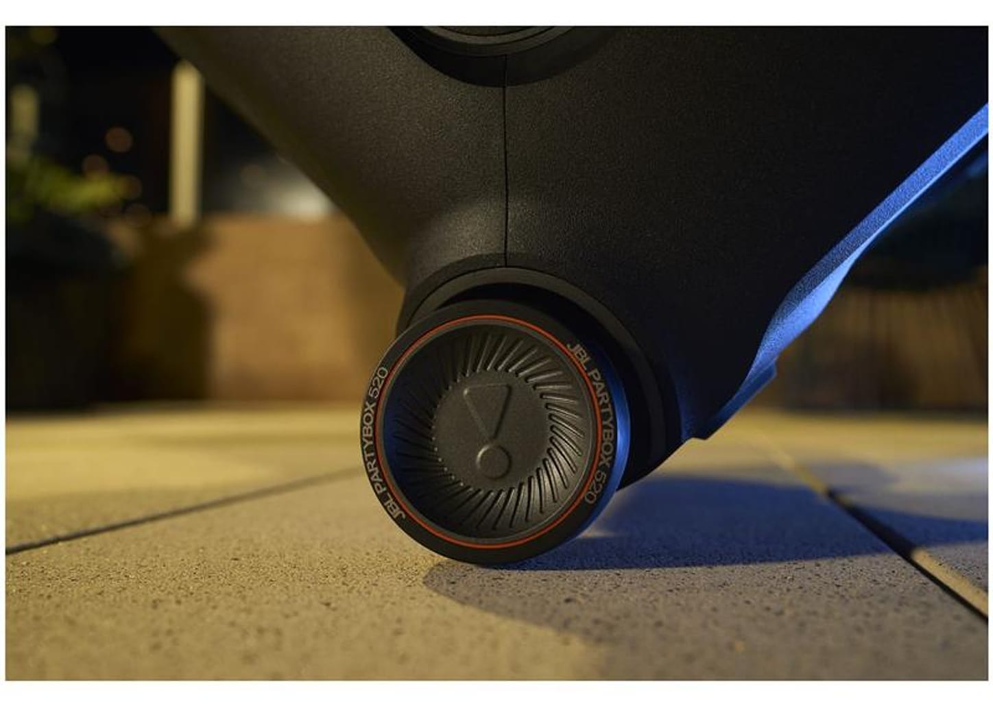 Caixa de Som JBL PartyBox 520 JBLPARTYBOX520BR Bluetooth Amplificada Portátil IPX4 400W RMS