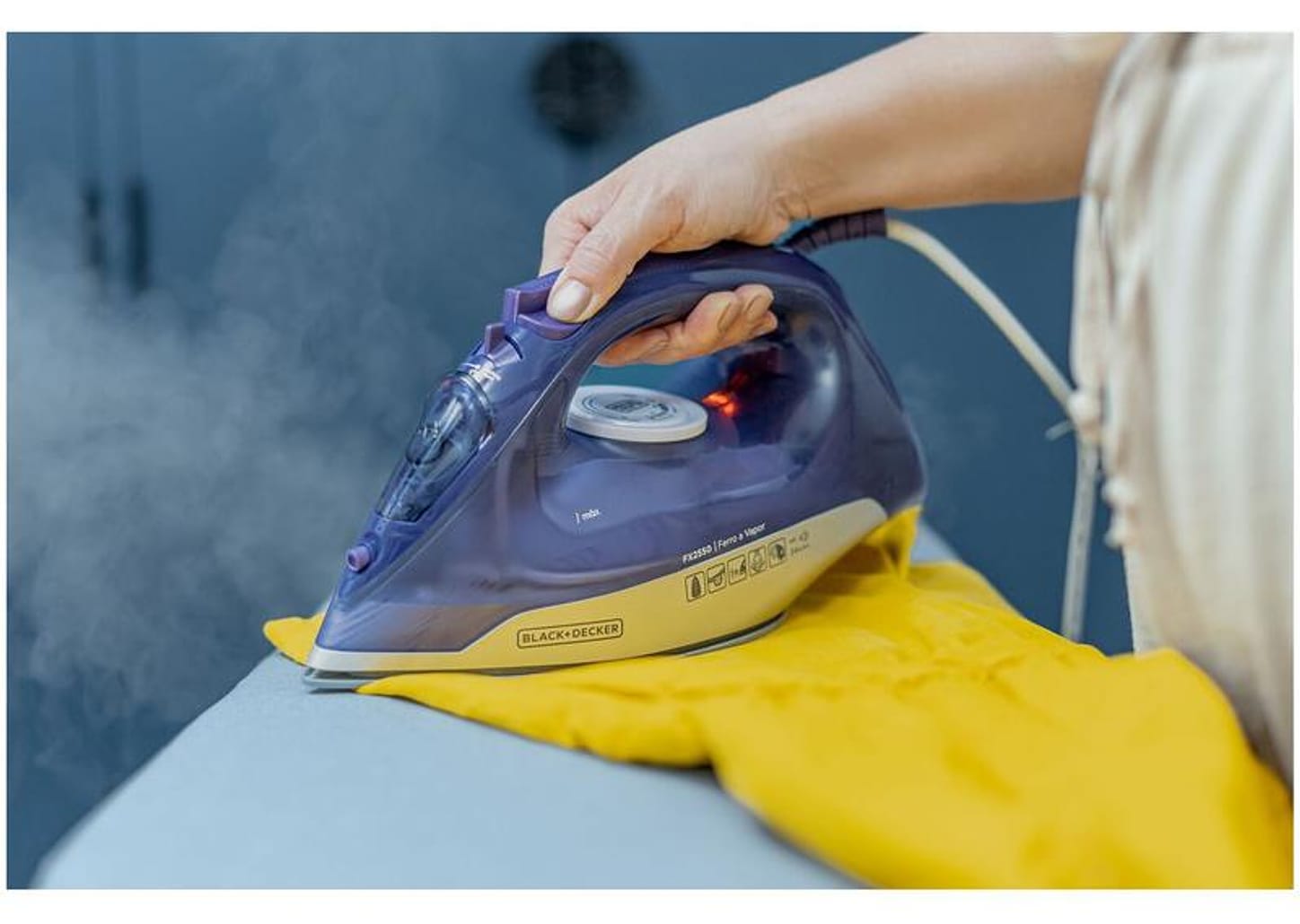 Ferro de Passar Roupa a Vapor e a Seco Black+Decker FX2550 Roxo e Branco