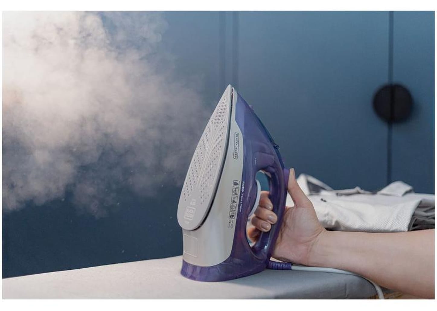 Ferro de Passar Roupa a Vapor e a Seco Black+Decker FX2550 Roxo e Branco