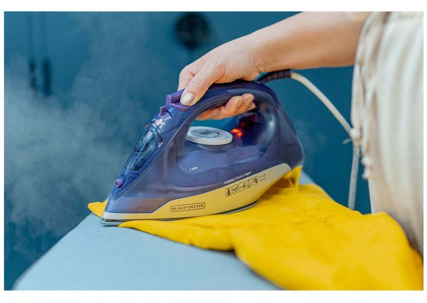 Ferro de Passar Roupa a Vapor e a Seco Black+Decker FX2550 Roxo e Branco