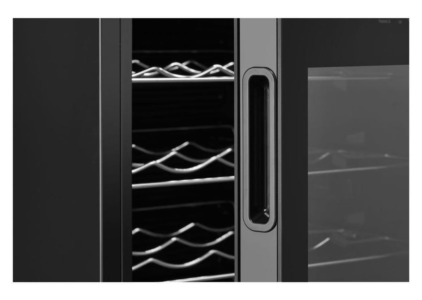 Adega Midea 34 Garrafas Preto com LED MDRW150FGGGL3