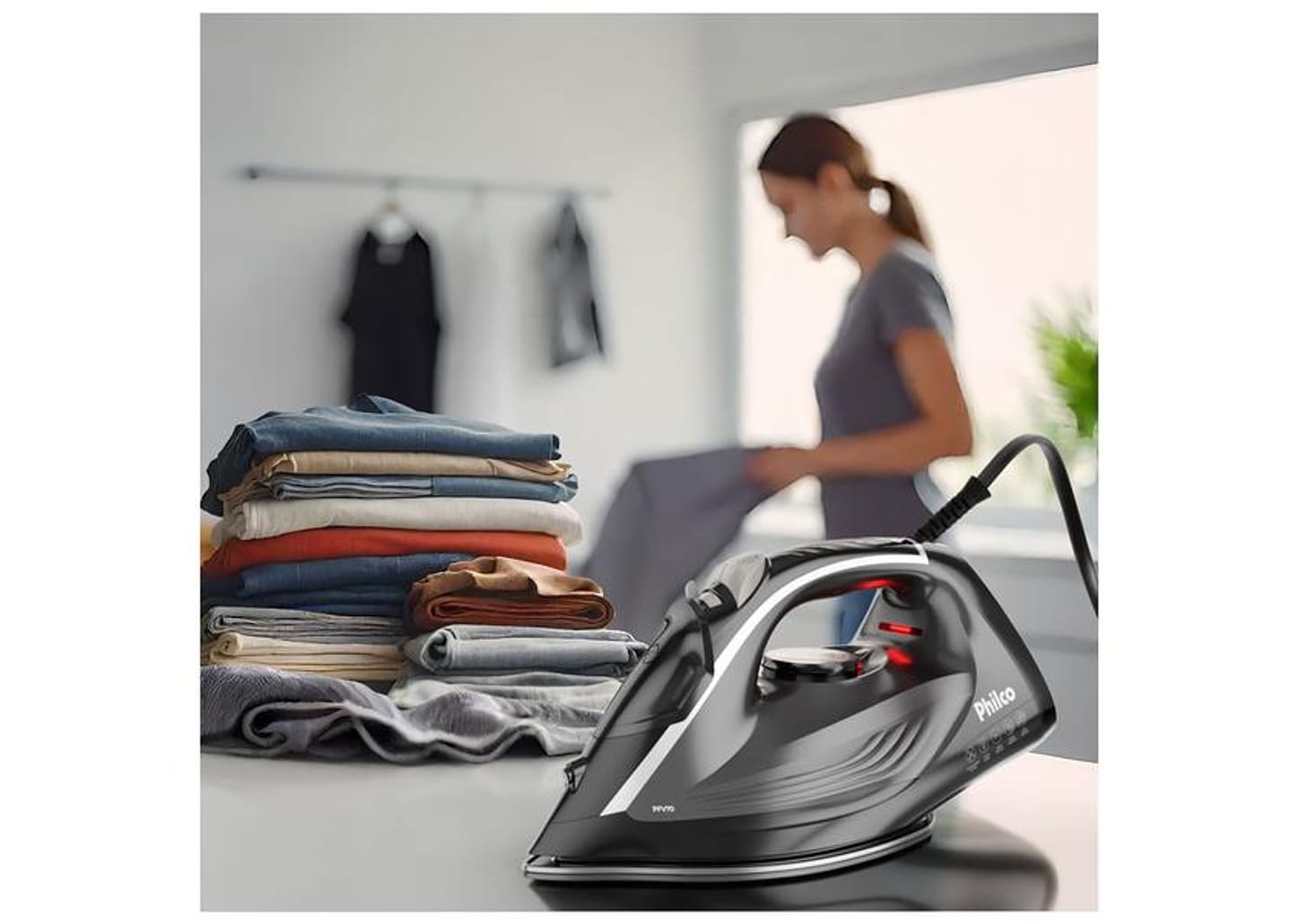 Ferro de Passar Roupa a Vapor Philco PFV70 Preto