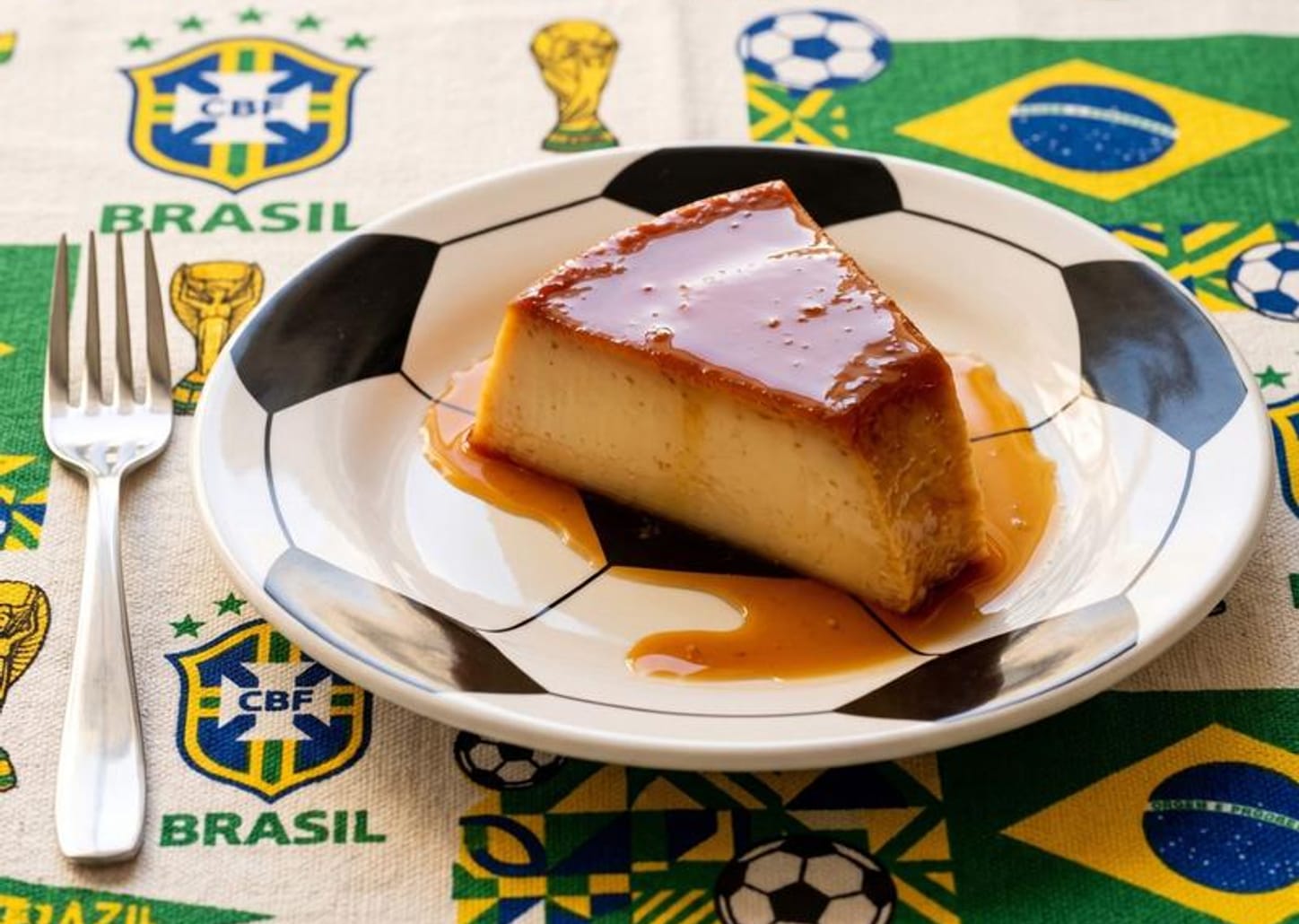 Prato Raso de Cerâmica Branco e Preto de Sobremesa Redondo 20,5cm Scalla Cerâmica Futebol