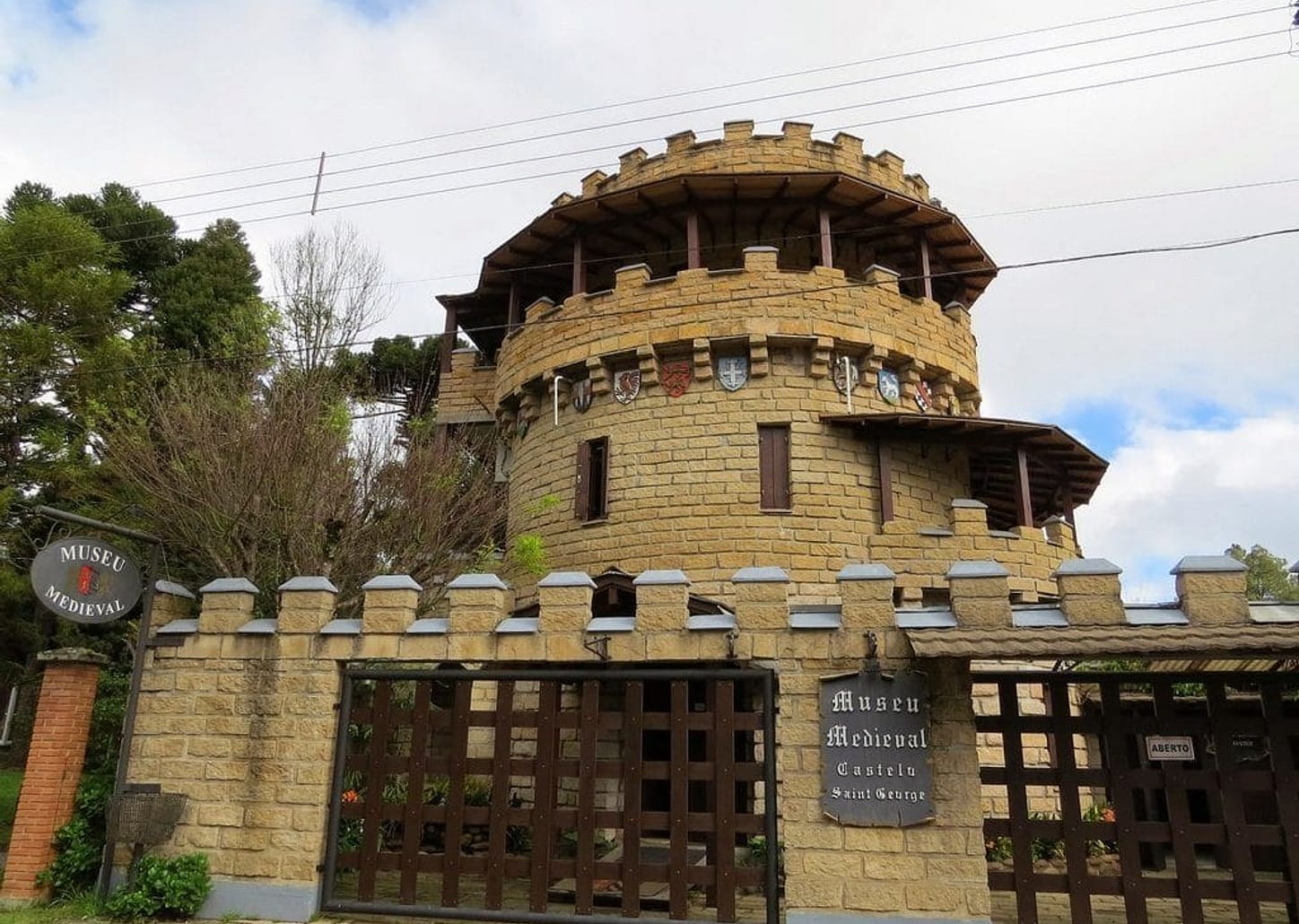 Ingresso do Museu Medieval + souvenirs
